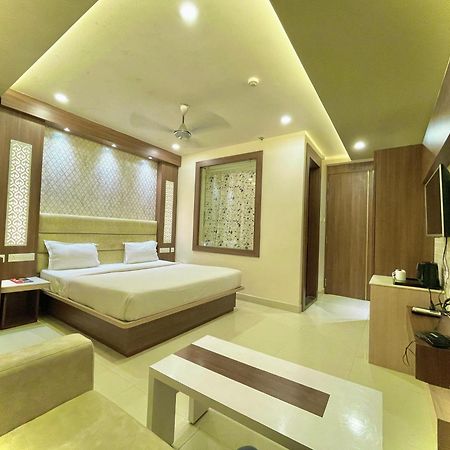 Hotel Kuber Palace ! Puri Near-Sea-Beach-And-Temple Fully-Air-Conditioned-Hotel With-Lift-And-Parking-Facility Eksteriør billede