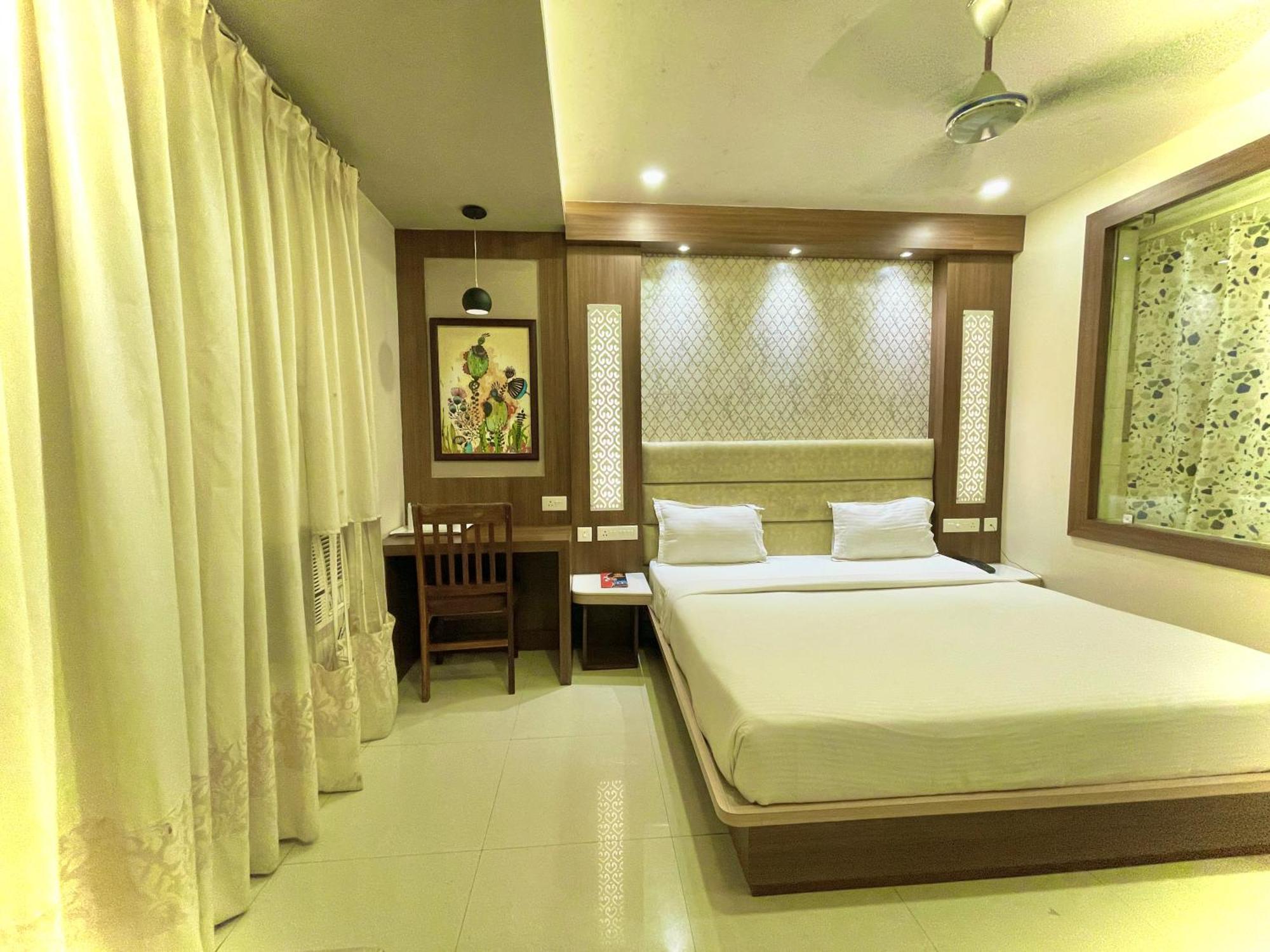 Hotel Kuber Palace ! Puri Near-Sea-Beach-And-Temple Fully-Air-Conditioned-Hotel With-Lift-And-Parking-Facility Eksteriør billede