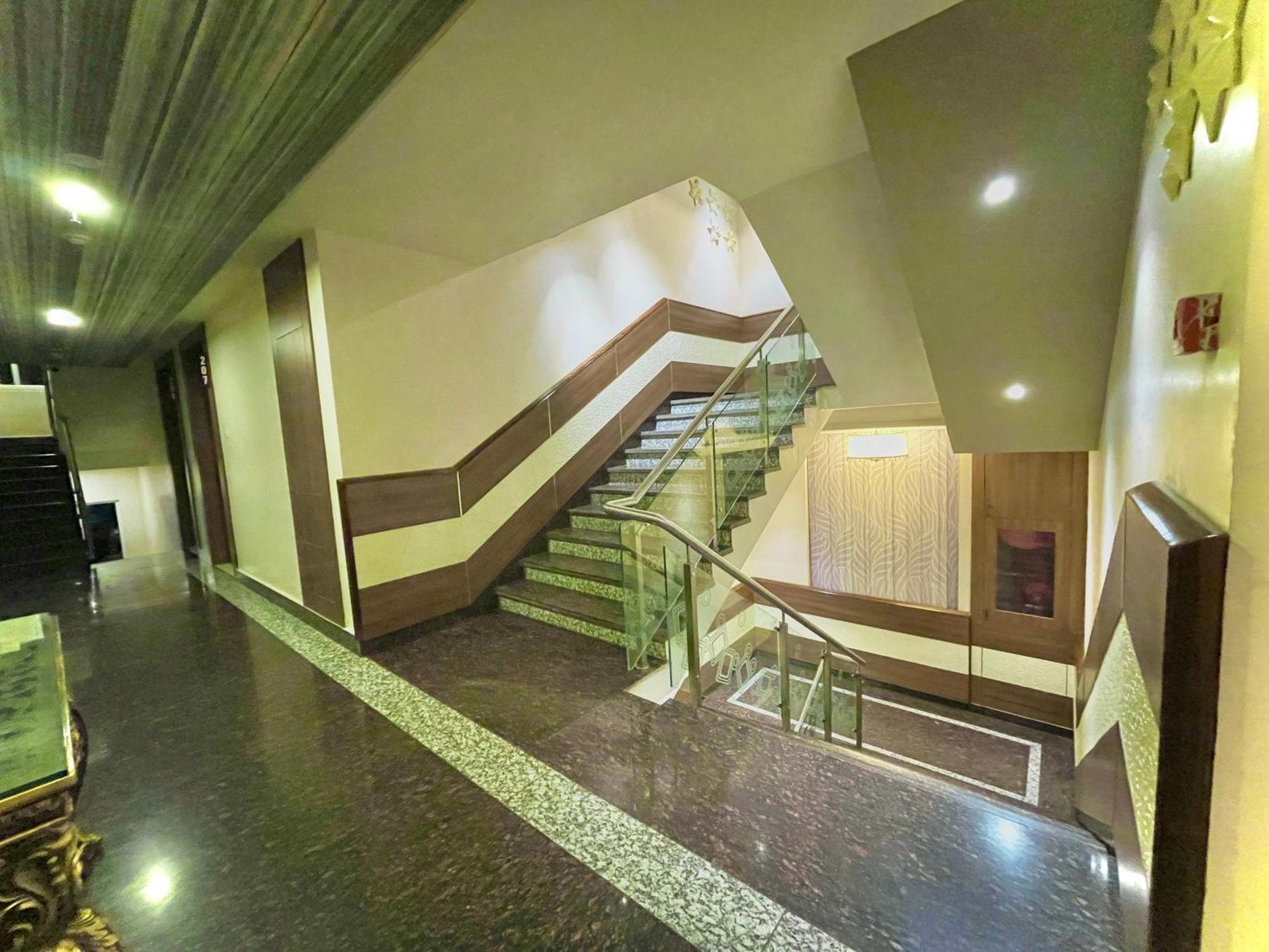 Hotel Kuber Palace ! Puri Near-Sea-Beach-And-Temple Fully-Air-Conditioned-Hotel With-Lift-And-Parking-Facility Eksteriør billede