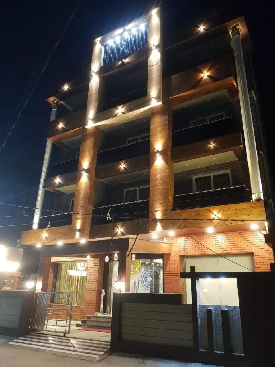 Hotel Kuber Palace ! Puri Near-Sea-Beach-And-Temple Fully-Air-Conditioned-Hotel With-Lift-And-Parking-Facility Eksteriør billede