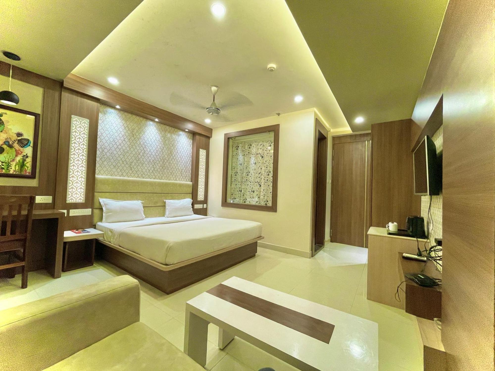 Hotel Kuber Palace ! Puri Near-Sea-Beach-And-Temple Fully-Air-Conditioned-Hotel With-Lift-And-Parking-Facility Eksteriør billede