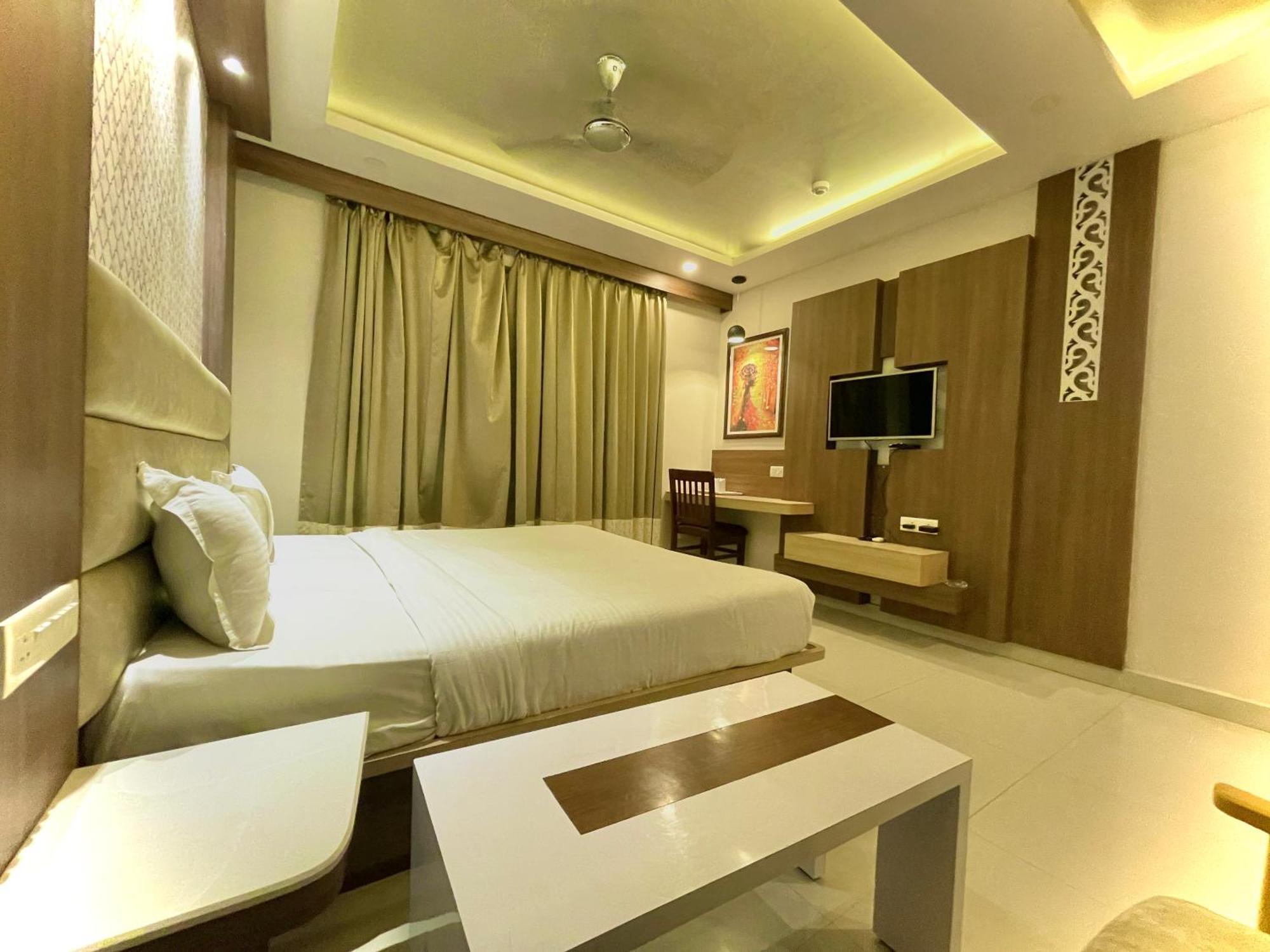 Hotel Kuber Palace ! Puri Near-Sea-Beach-And-Temple Fully-Air-Conditioned-Hotel With-Lift-And-Parking-Facility Eksteriør billede